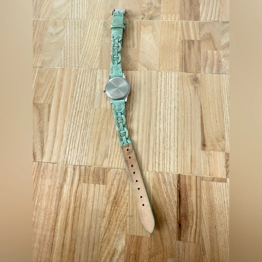 Timex ladies pale green leather strap watch NEW BATTERY